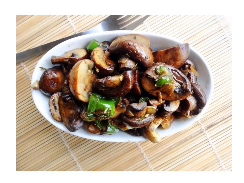 Сколько жарить маринованные. Жареные грибы. Жареные шампиньоны. Картошка с солеными грибами. Жареные маринованные грибы.